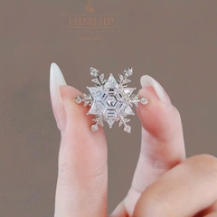 Trâm, Ghim Cài Áo HimHip HKCC Hoa Tuyết Nhỏ Phối Đá Phale Lục Giác 2.5*2.2cm