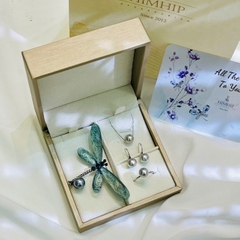 Set Quà Tết HimHip Yên Ngọc Thanh Đình (Dây Chuyền, Khuyên, Nhẫn Tinh Thể Trai 8Ly, Cài Áo Chuồn)