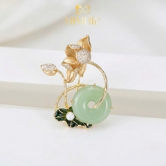Trâm, Ghim Cài Áo HimHip HKCC Nguyệt Đầm Sen 4.5x2.7cm