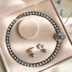Set Trang Sức HimHip Vòng Cổ Tinh Thể Ngọc Trai 8li Sang Trọng 40cm, Khuyên Tai Ngắn Tinh Thể Ngọc Trai 0.9x2.2cm, Cài Áo Hoa Hồng Xoắn Nụ Giả Trai 2.8cm Kèm Túi Hộp Thiệp -121