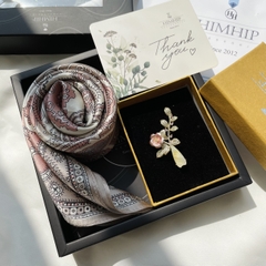 Set Quà Himhip Khăn Lụa Cao Cấp 65*65cm & Cài Áo Kèm Túi Hộp Thiệp - 248