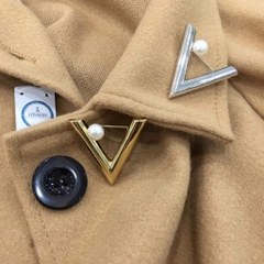 Trâm, Ghim Cài Áo HimHip Chữ V Thanh Lịch HKCC Mix Trai 3,5cm