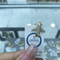 Pin Cài Áo HimHip Máy Bay Vàng Nhỏ Thanh Lịch HKCC Đính Phale 1.5x1.6cm