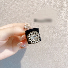 Kẹp Đỉnh HimHip Composite Mặt Hoa Cổ Điển 6 Răng 2x2cm