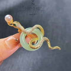 Trâm, Ghim Cài Áo HimHip Vòng Ngọc Rắn Vàng Quý Phái HKCC Đính Hạt Giả Trai 6,5*3,5cm
