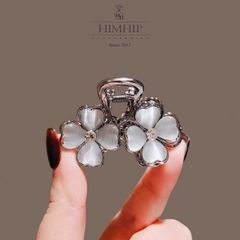 Kẹp Càng Cua HimHip HKCC Đính Đá Hoa May Mắn Thanh Lịch 6 Răng 5x3.7cm