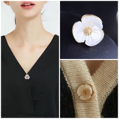 Pin Cài Áo HimHip Bông Hoa Sally Holmes Nụ Vàng Sang Trọng HKCC Mix Khảm Trai 1.3x1.35 cm