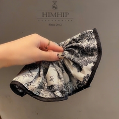 Scrunchies HimHip Phối Vải Viền Đen Hoạ Tiết Cổ Điển 16cm