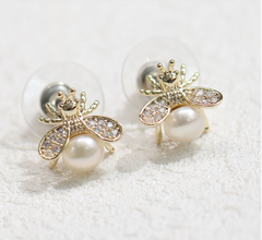 Khuyên Tai Nụ HimHip Ong Nhỏ Sang Trọng HKCC Đính Phale, Ngọc Trai 1cm