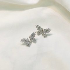 Khuyên Tai Nụ HimHip Bươm Bướm Trắng Sang Trọng HKCC Đính Phale 2.8x1.5cm