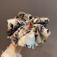 Scrunchies HimHip Họa Tiết Hoa Hồng Phối Hạt Giả Trai 22cm