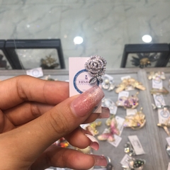 Pin Cài Áo HimHip Hoa Hồng Xoắn Lá Vàng Nữ Tính HKCC Đính Phale 1.5cm