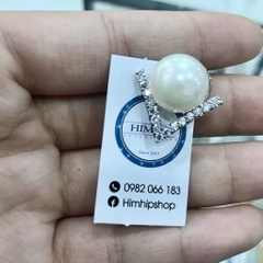Pin Cài Áo HimHip Chữ V Thanh Lịch HKCC Mix Trai 2cm