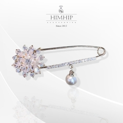 Trâm, Ghim Cài Kim Băng HimHip Hoa Cúc Thanh Lịch HKCC Mix Trai 5.5x2cm