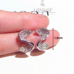 Khuyên Tai Nụ HimHip Mặt Xoắn Chữ S Sang Trọng HKCC Đính Phale 1.8x1.8cm