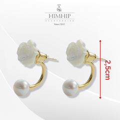 Khuyên tai hợp kim cao cấp chữ C ngọc trai thật mix hoa hồng trắng - 2.5cm