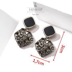 Khuyên Tai Ngắn HimHip Mặt Hình Thoi Đen Quý Phái HKCC Đính Phale 1.7x3cm