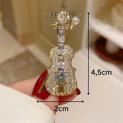 Trâm, Ghim Cài Áo HimHip Cây Đàn HKCC Phale Phối Giả Trai Lấp Lánh 2x4.5cm nam nữ