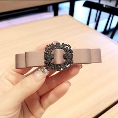 Kẹp Bật HimHip Nơ Vải Phối Mặt Đá Sang Trọng 1.5x10cm