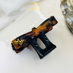Kẹp Càng Cua HimHip Composite Nơ Nâu Loang Gắn Charm Ngựa Nhỏ 12 Răng 7.7x4.5cm