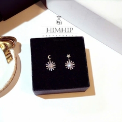 Khuyên Tai Ngắn HimHip Mặt Hoa Cúc Trăng Sao Sang Trọng HKCC Đính Phale 2x1.5cm
