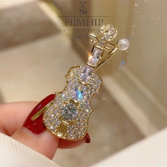 Trâm, Ghim Cài Áo HimHip Cây Đàn HKCC Phale Phối Giả Trai Lấp Lánh 2x4.5cm nam nữ