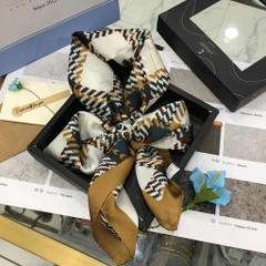 Set quà tặng khăn lụa vuông 70 kèm cài khăn