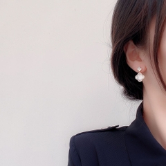 Khuyên tai hợp kim cao cấp hoa 4 cánh khảm trai quý phái