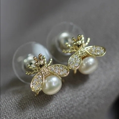 Khuyên Tai Nụ HimHip Ong Nhỏ Sang Trọng HKCC Đính Phale, Ngọc Trai 1cm