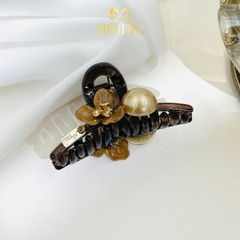 Kẹp Càng Cua HimHip Composite Hoa Nâu 3 Cánh Gắn Hạt Giải Trai 7x3.5cm