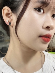 Khuyên Tai Nụ HimHip Mặt Vuông Đen Cổ Điển HKCC 0.5x1cm