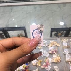 Pin Cài Áo HimHip Cỏ 4 Lá Trắng May Mắn Sang Trọng HKCC Đính Phale 1.5x2cm