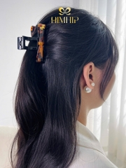 Kẹp Càng Cua HimHip Composite Nơ Nâu Loang Gắn Charm Ngựa Nhỏ 12 Răng 7.7x4.5cm
