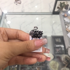 Pin Cài Áo HimHip Thiên Nga Đen Trắng Thanh Lịch HKCC Đính Phale 2*2,5cm