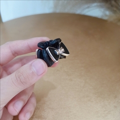Kẹp Đỉnh HimHip Composite Nơ Đen Viền Trắng Thanh Lịch 8 Răng 2.7x2.2cm - loại 2