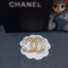 Trâm, Ghim Cài Áo Chanel Xoắn Đá Mix Trai Sang Trọng  3.2*5cm