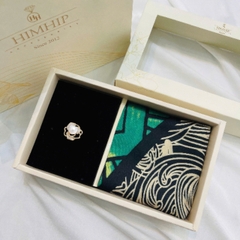 Set Quà HimHip 20/11 Khăn Lụa Dài & Cài Áo Kèm Túi Hộp Thiệp - 1124