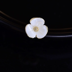 Pin Cài Áo HimHip Bông Hoa Sally Holmes Nụ Vàng Sang Trọng HKCC Mix Khảm Trai 1.3x1.35 cm