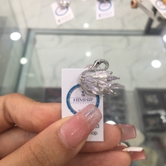 Pin Cài Áo HimHip Thiên Nga Đuôi Nhọn Sang Trọng HKCC Đính Phale 1,5*2,5cm