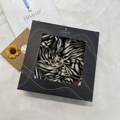 Set quà tặng khăn lụa vuông khổ 70 kèm cài khăn- 264 (combo đã kèm thiệp, giá bao gồm túi hộp)