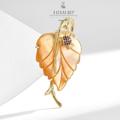 Trâm, Ghim Cài Áo HimHip Lá Vàng Thanh Lịch HKCC Đính Bọ Phale 3*5Cm