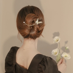 Kẹp Bán Nguyệt HimHip Hình Bướm Mix Phale Thanh Lịch 4x11.5cm