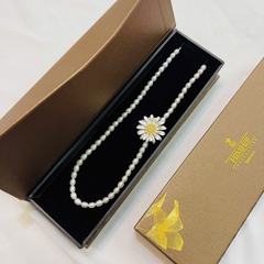 Set Trang Sức HimHip Vòng Cổ Trai Thật 4ly 40.5cm Mặt Cúc Hoa Mi Sang Trọng Kèm Hộp