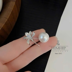 Trâm, Ghim Cài Xiên HimHip HKCC Hoa Ly Nhỏ Nụ Phale Phối Hạt Giả Trai 3.2*2cm