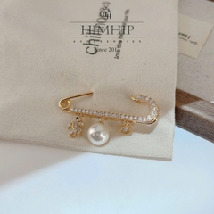 Trâm, Ghim Cài Áo Kim Băng HimHip HKCC Phối Charm Ngựa Phale Nhỏ Cùng Hạt Giả Trai 5.5*1.3cm