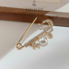 Trâm, Ghim Cài Áo Kim Băng HimHip HKCC Phối Charm Ngựa Phale Nhỏ Cùng Hạt Giả Trai 5.5*1.3cm