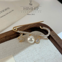 Trâm, Ghim Cài Áo Kim Băng HimHip HKCC Phối Charm Ngựa Phale Nhỏ Cùng Hạt Giả Trai 5.5*1.3cm