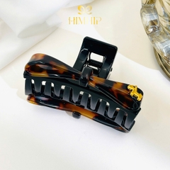 Kẹp Càng Cua HimHip Composite Nơ Nâu Loang Gắn Charm Ngựa Nhỏ 12 Răng 7.7x4.5cm