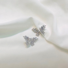 Khuyên Tai Nụ HimHip Bươm Bướm Trắng Sang Trọng HKCC Đính Phale 2.8x1.5cm