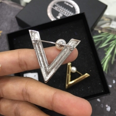 Trâm, Ghim Cài Áo HimHip Chữ V Thanh Lịch HKCC Mix Trai 3,5cm